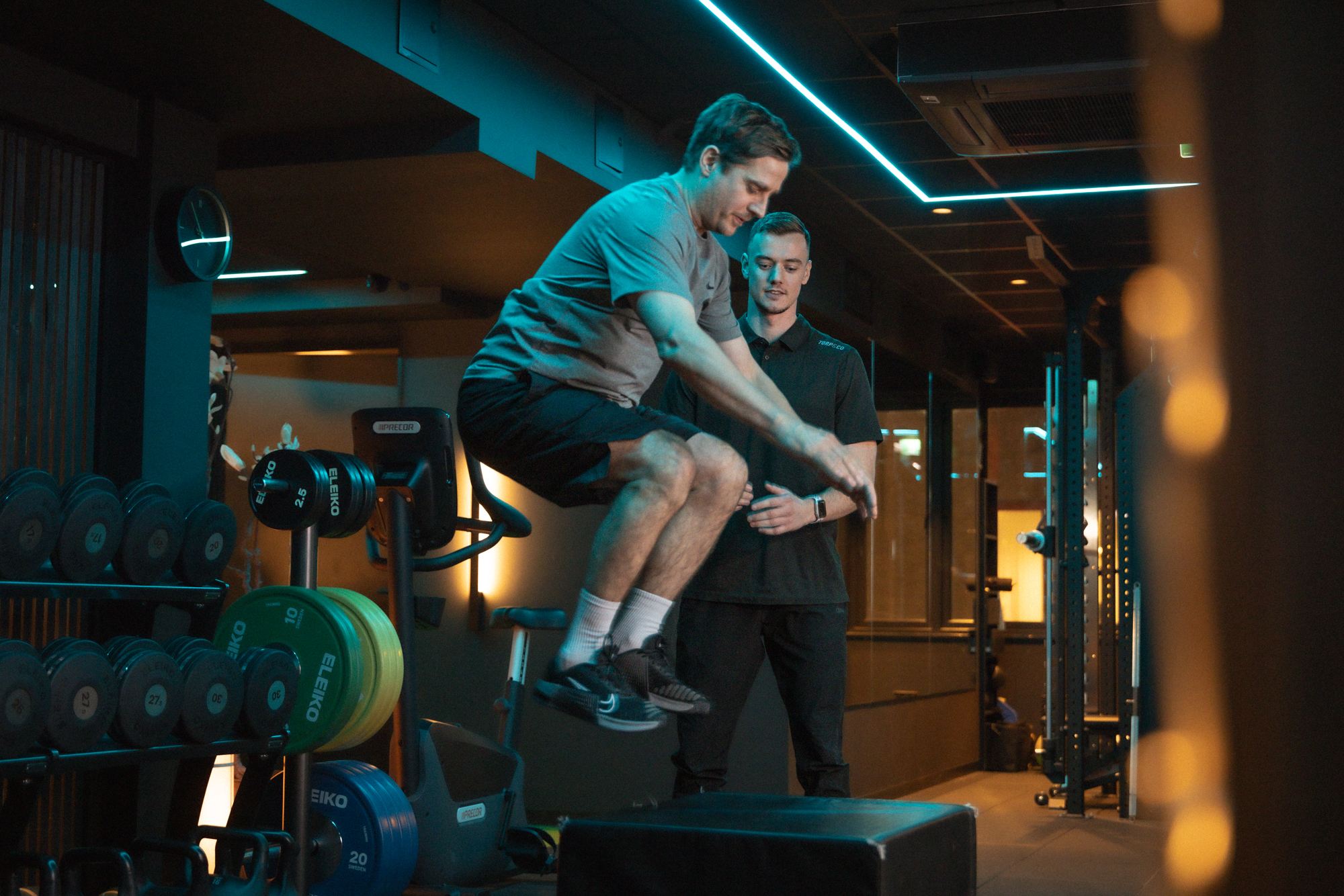 Mann som utfører box jump hos Torp&Co.