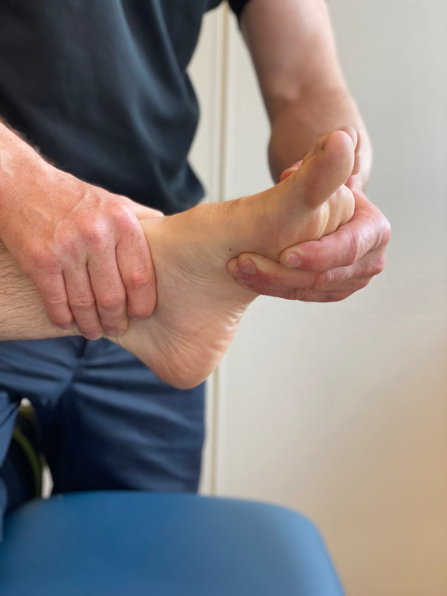 Behandler undersøker og manipulerer stortåen ved hallux valgus