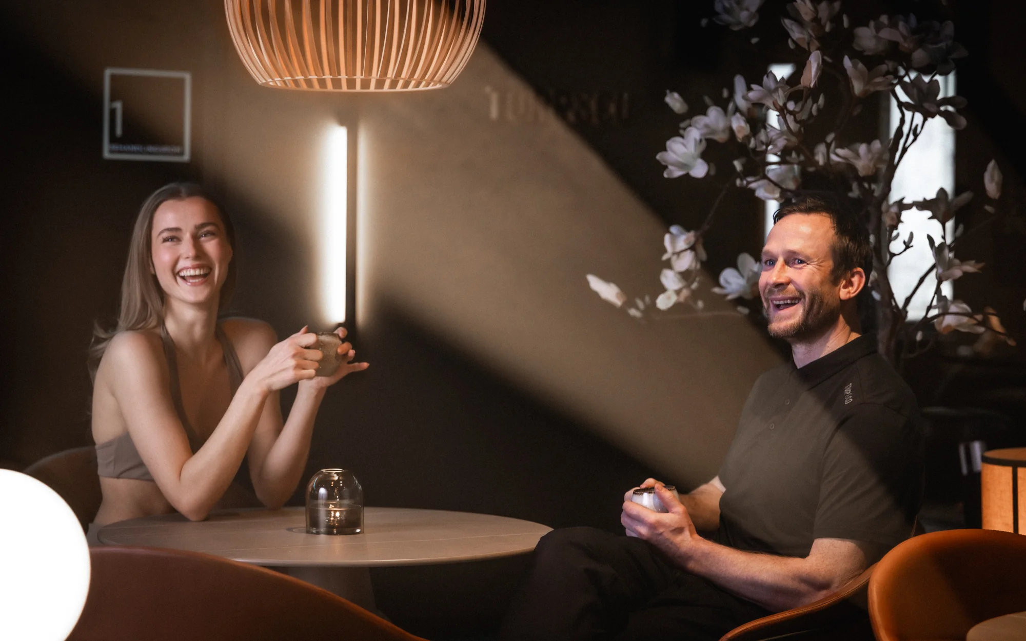 Christian Torp i samtale med klient i loungen på Torp&Co
