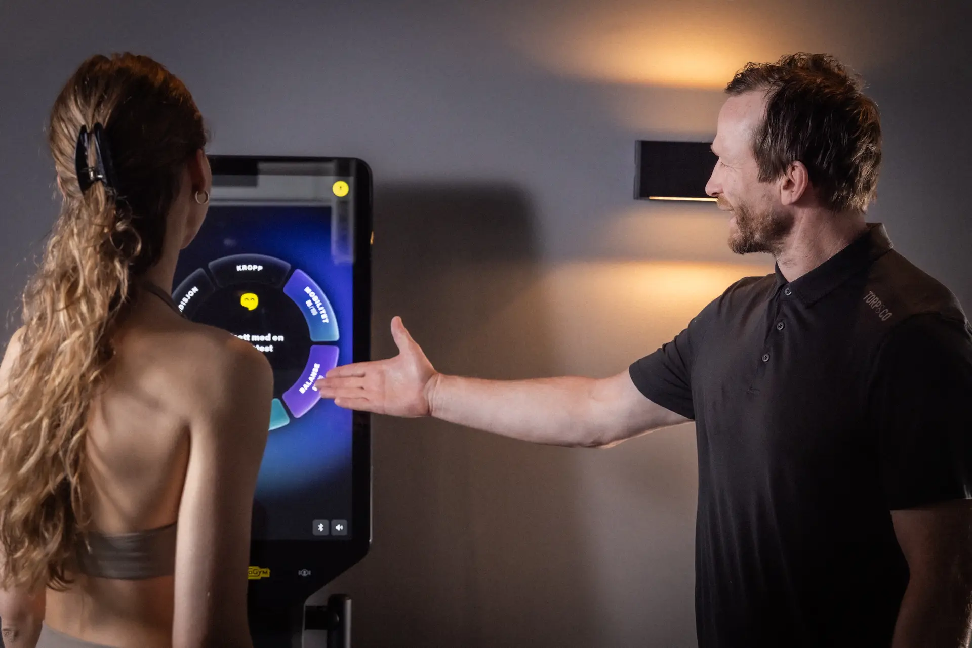 Spesialist forklarer test til kunde under 360° Scan