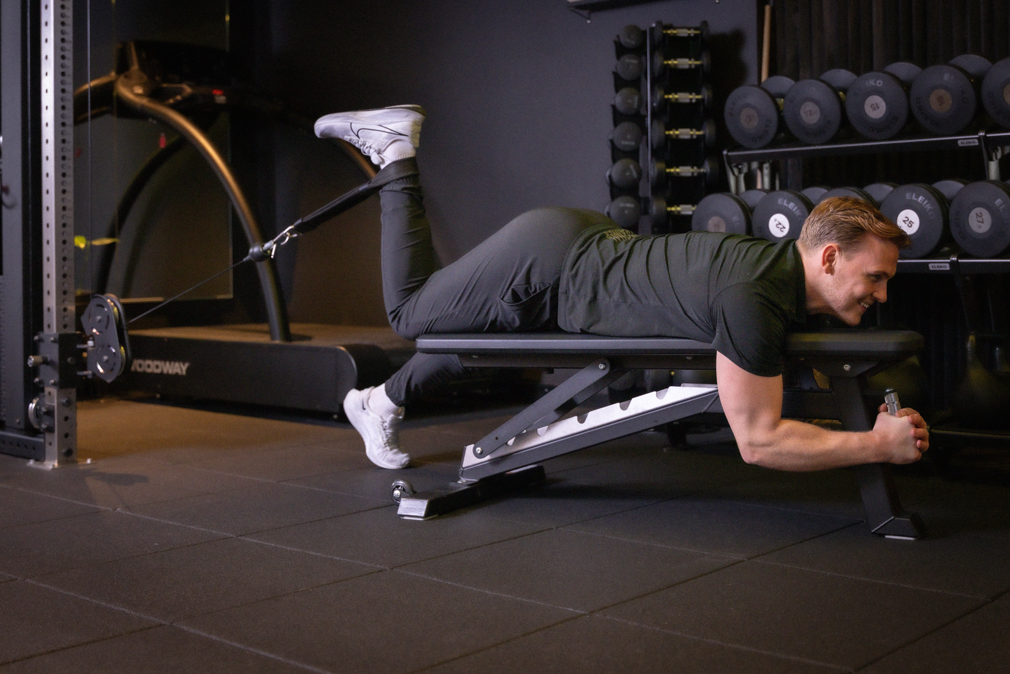 Mann som utfører hamstring curl på kabelmaskin hos Torp&Co