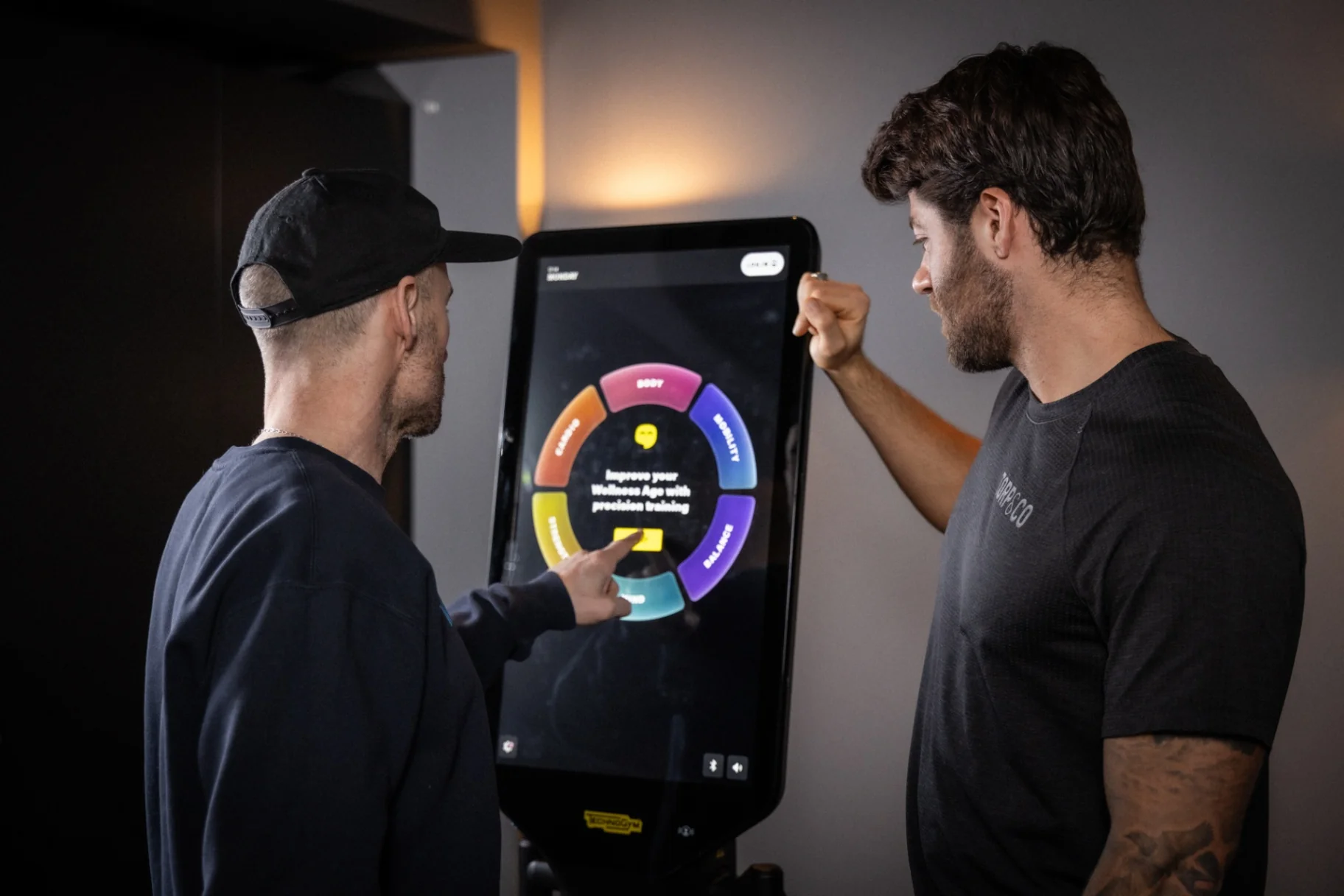 To personer utforsker Technogym Checkup-hjulet på klinikken