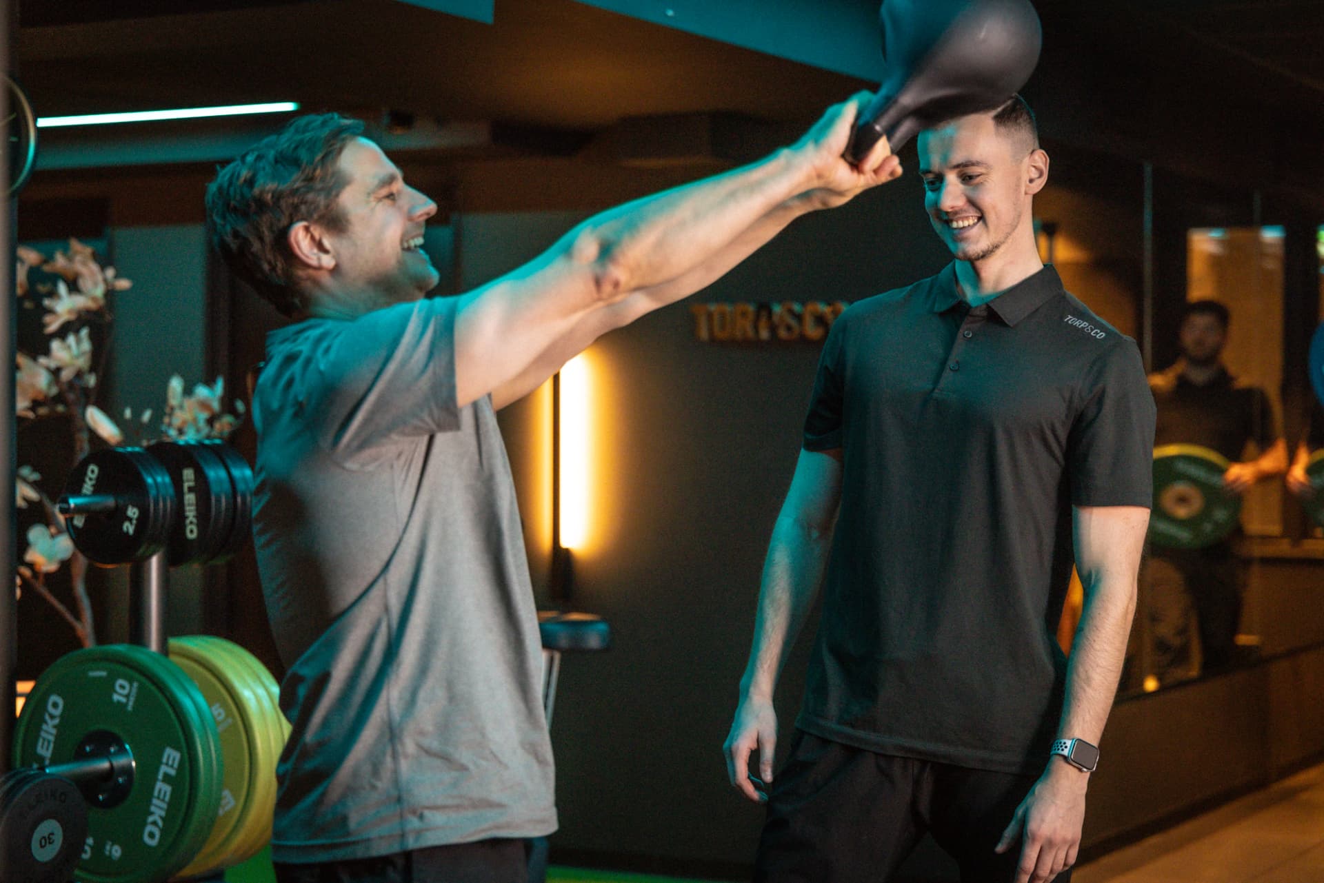 Mann utfører kettlebell swing hos Torp&Co