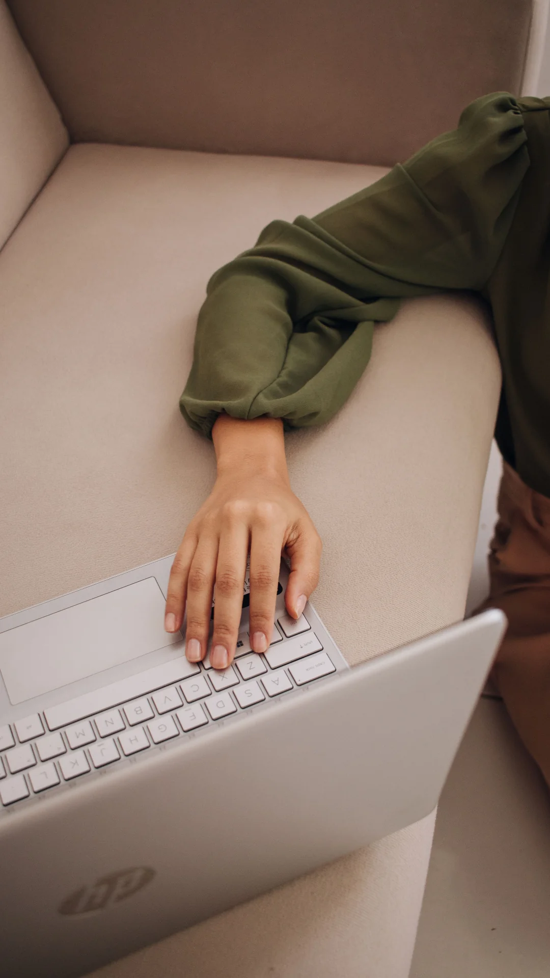 Fysioterapeut vurderer ergonomisk oppsett ved arbeidsplass i et moderne kontor.